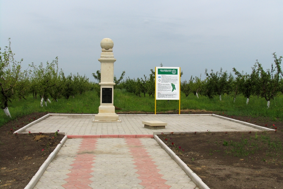 Площадка и памятник у пункта дуги Струве в селе Рудь