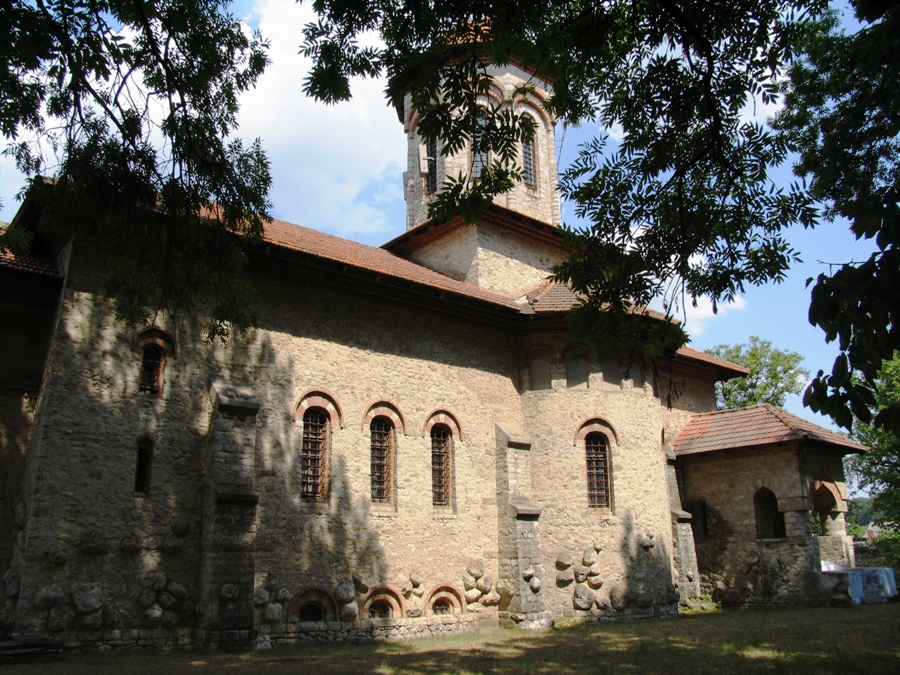 Vedere generală a bisericii de la Cuhureşti