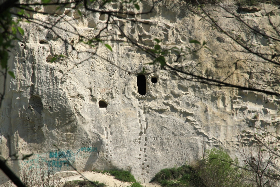 Бекирова пещера в склоне Бекировой горы над яром