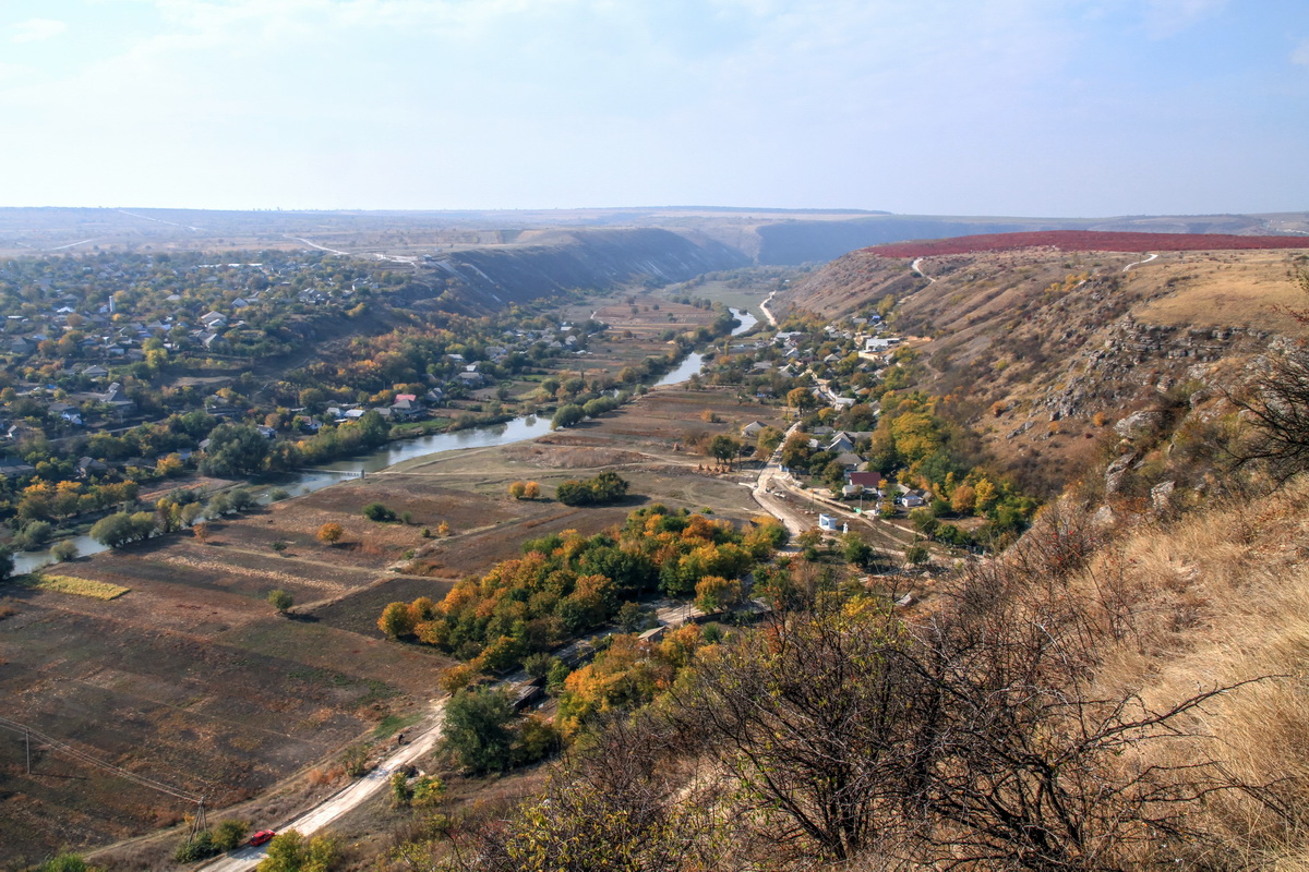 Виды Рэута и села Машкэуць, Криулень с обрывистого склона над долиной реки