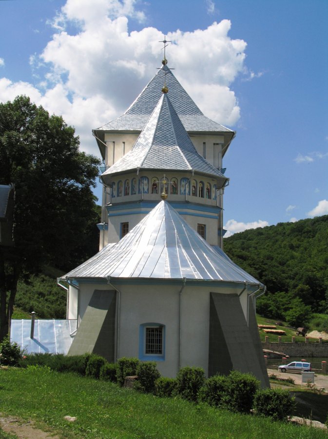 Biserica veche a mănăstirii renovată
