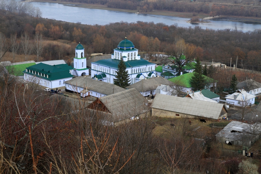 Вид на Днестр и монастырь Жапка с вершины скалы над скальной церквью, дальний план