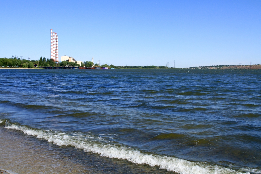 Vedere spre lacul de acumulare şi Hidrocentrala din Molodva