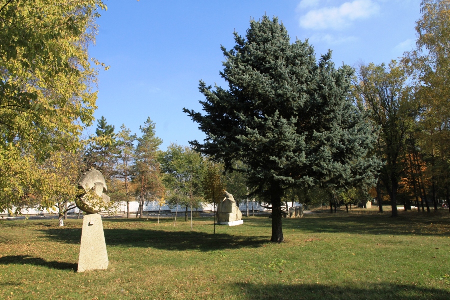 Скульптуры во Французском парке Унген