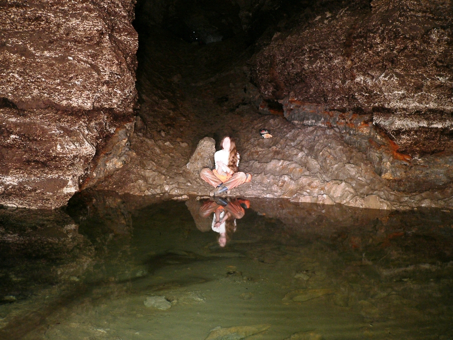 Озеро в центре пещеры