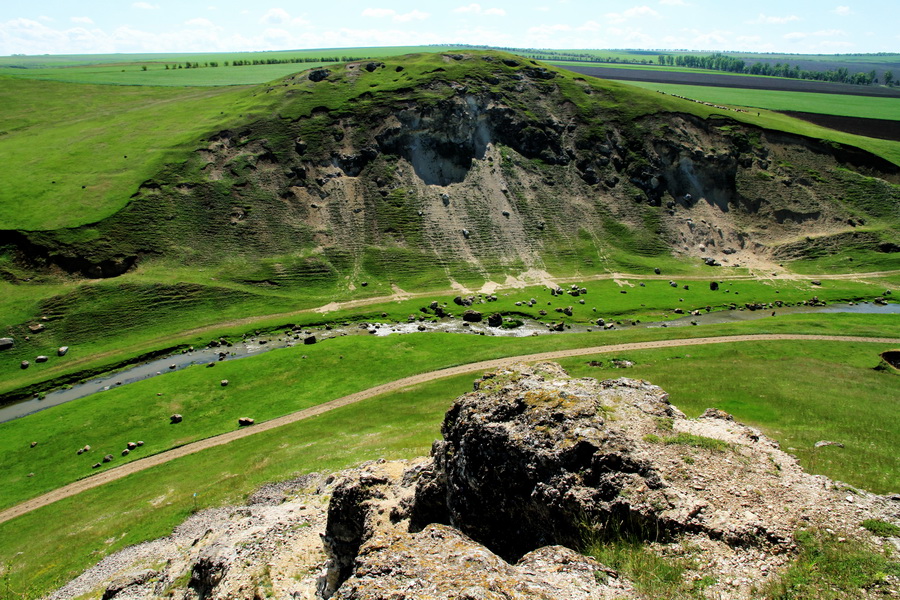 Вид на ущелье с вершины его правого склона (май м-ц)