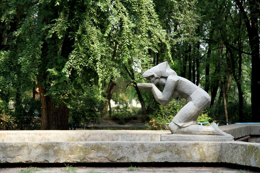 Бассейн с фонтанами и скульптура «Жажда» или «Коленопреклоненная»