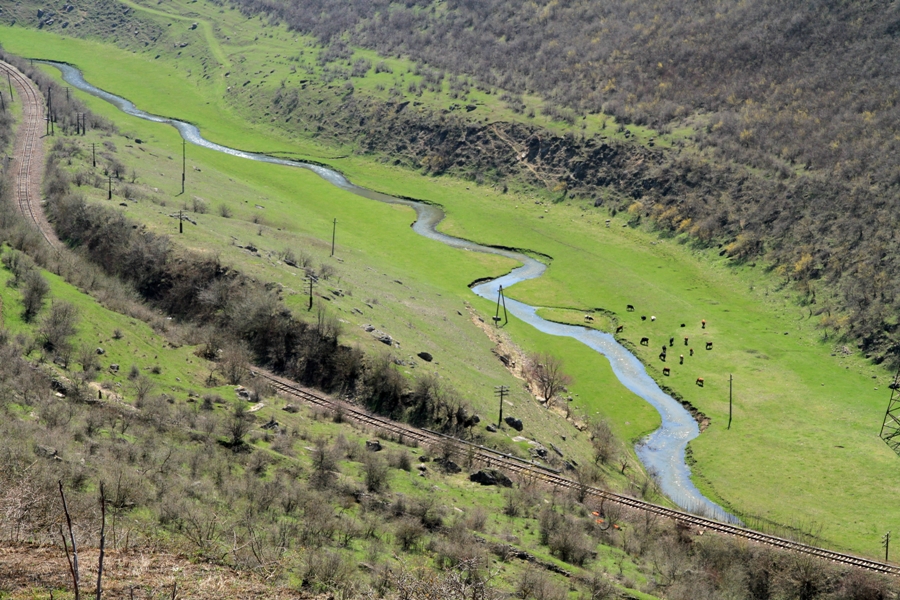 Долина реки Чорна в ущелье у села Матеуць, Резина. Апрель, 2013 г.