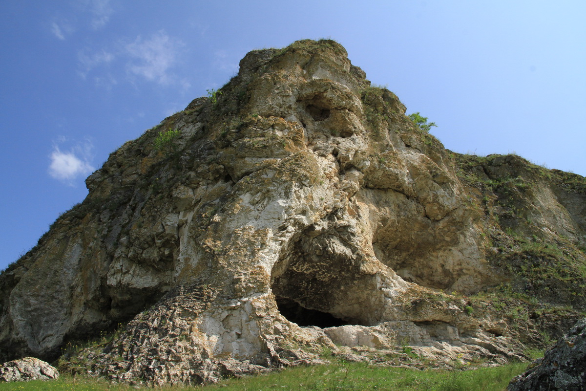 Фронтальный вид пещеры в Бутешть, средний план