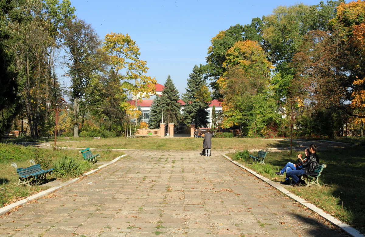 Parcul de tip geometric şi zona plantată din partea centrală a conacului, octombrie 2014