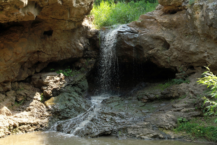 Водопад в верхней части ущелья Вэратик, ближний план