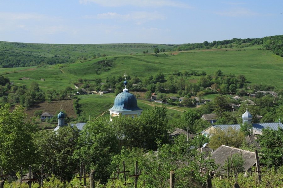 Vedere spre mănăstire, sat şi împrejurimi de pe uliţa de sus a satului Tabăra