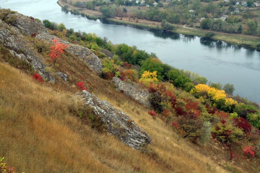 Усеянный скалами и поросший кустарником склон берега Днестра, вид в направлении села Наславча