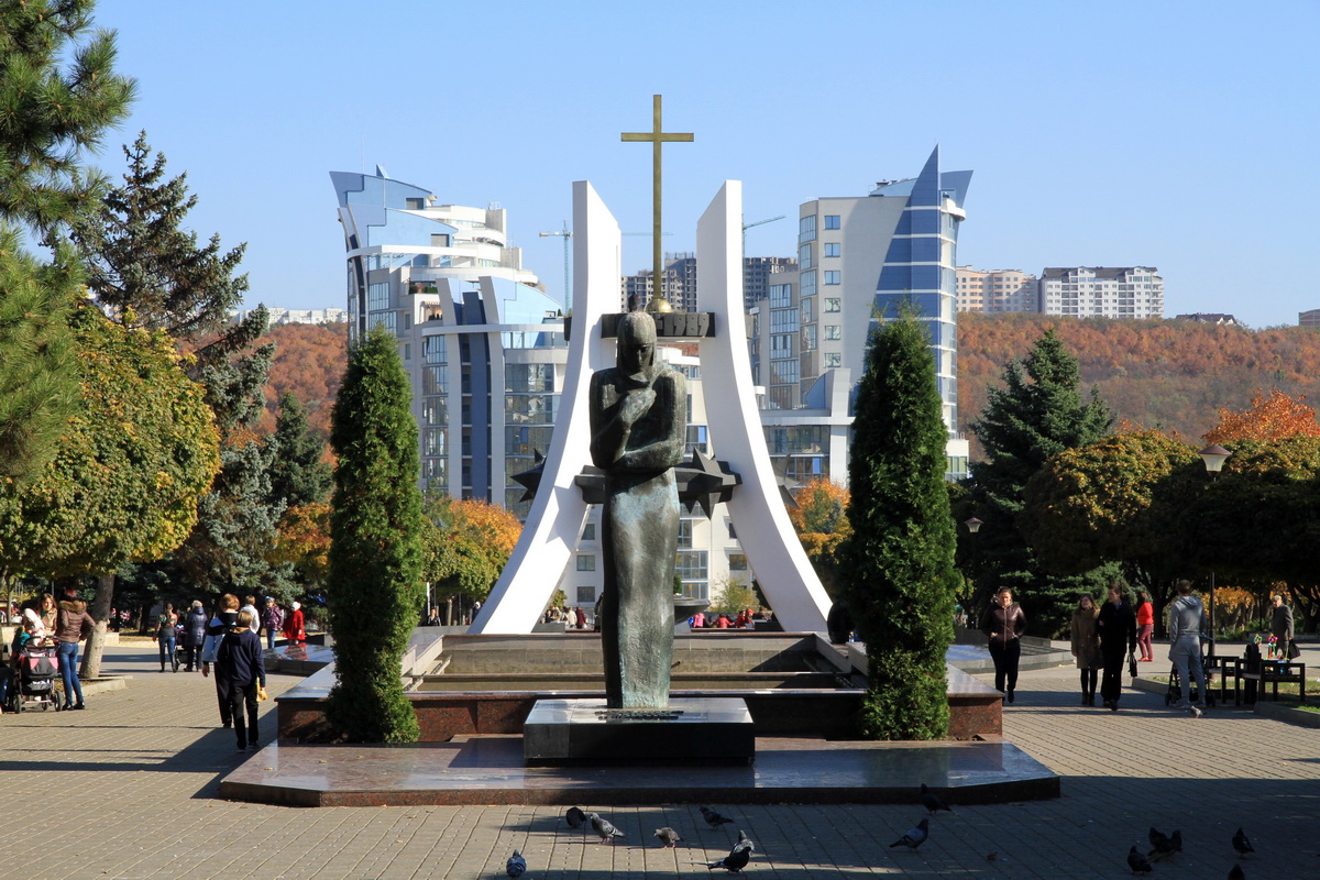 Вид на Мемориал и статую Скорбящей матери у входа в сквер