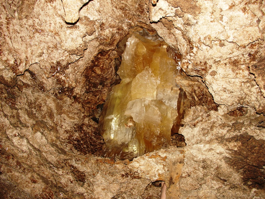 Огромный кристалл слоистого гипса, вкрапленный в стену пещеры