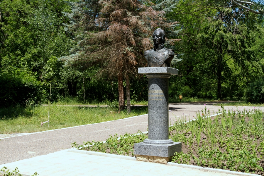 Bustul lui P. H .Wittgenstein de pe aleea centrală a parcului, instalat de către moştenitorul cneazului în anul 2011