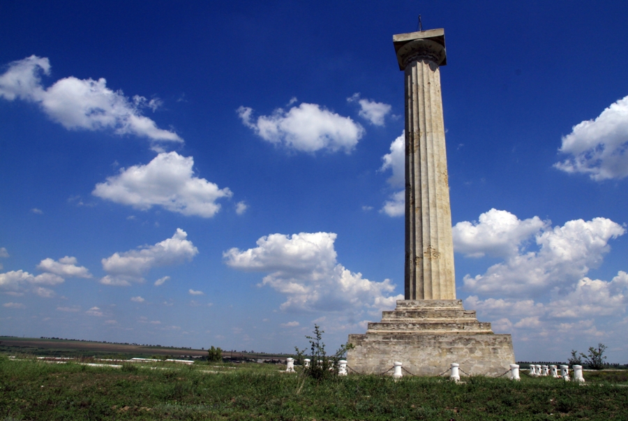 Монумент на окраине Вулканешт в честь победы над турками в 1770 году в Кагульской битве
