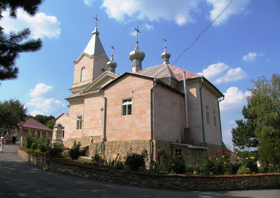 Церковь монастыря Суручень, дальний план