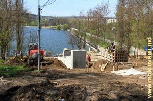 Construcţia noii Scări a Cascadelor, Parcul Valea Morilor, aprilie 2015