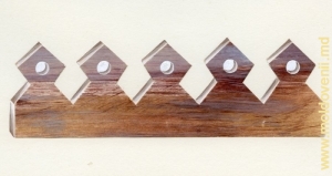 Dantelă tăiată din lemn pentru împodobirea casei