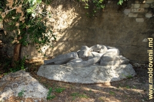 Sculptura „Liniştea” de la poalele „Peşterii curcubeului”