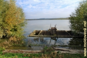 Сток реки Каменка из водохранилища в селе Стурзень