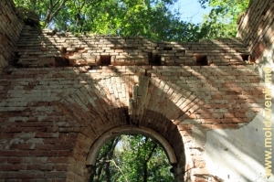 Fragment al peretelui semidistrus al bisericii şi golul pentru fereastră