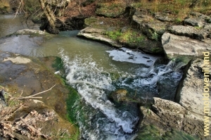 Водопады и омут Лидии (Groapa Lidiei) на дне ущелья над рекой Кушмиркой