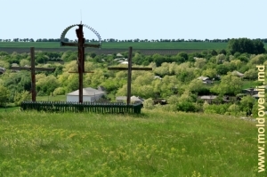 Crucifixul din vîrful Sîncii Buteşti deasupra satului Buteşti