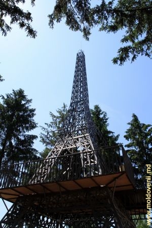 Макет Эйфелевой башни во дворе ресторана «La Paris»