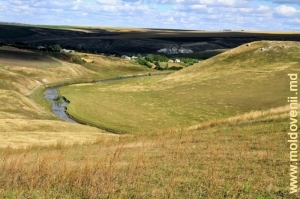 Река Чухур среди толтровых гряд между селами Столничень, Единец, и Почумбэуць, Рышкань