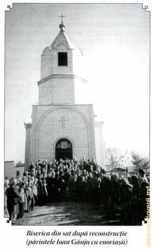 Biserica din sat după reconstrucție (părintele Ioan Gînju cu enoriașii)