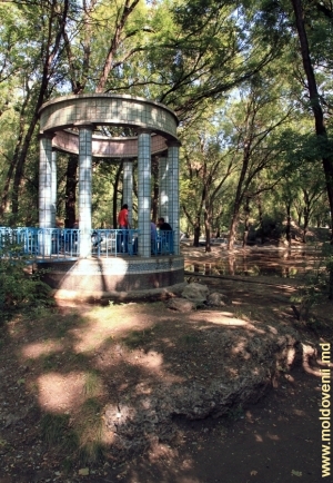 Rotonda din centrul parcului de pe malul iazului