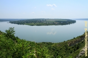 Vedere din adîncul defileului spre lacul de acumulare şi satul Molovata Nouă (malul stîng)
