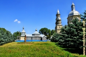 Старая деревянная и новая церкви в селе Хэдэрэуць, Окница