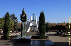 Вид на Мемориал и статую Скорбящей матери у входа в сквер