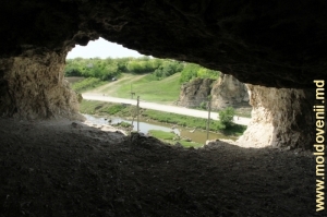 Vedere spre satul Buteşti din peşteră
