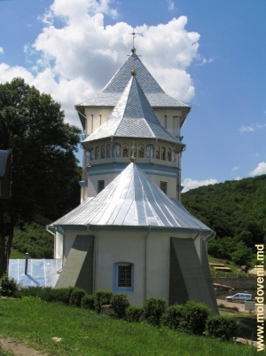 Biserica veche a mănăstirii renovată