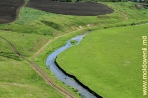 Река Чухур между селами Почумбауць и Почумбень, Рышкань. Май 2014 г. 