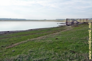 Lac mare, sus de valea rîului Camenca între satele Chetriş şi Călineşti 