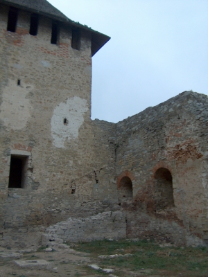 Turnul de nord (donjocul), lvăzut din interiorul curţii, la joncţiune cu curtina de est