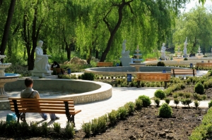 Восстановленная аллея со статуями и фонтанами (май 2011)