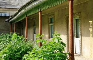 Деревянная колоннада внутреннего двора главного здания