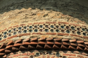 Decorul din detalii din ceramică, cărămidă „în zimţi” de pe abside