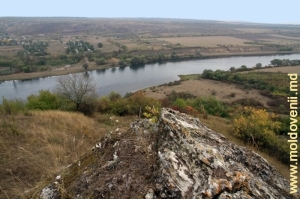 Вид на Днестр с вершины скалы вблизи села Вережень