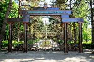 Новые ворота у входа в парк (май 2011)