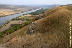 Vedere spre malul abrupt al Nistrului în apropiere de satul Naslavcea