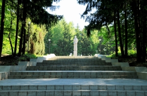  Memorial în cinstea celor căzuţi în lupte în partea de sus a parcului, mai 2011