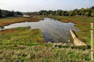 Canalul de scurgere al rîului Camenca din lacul de acumulare a satului Sturzeni