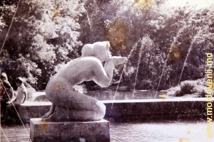 Sculptura „Setea” printre havuzuri, fotografie din anii 70-80